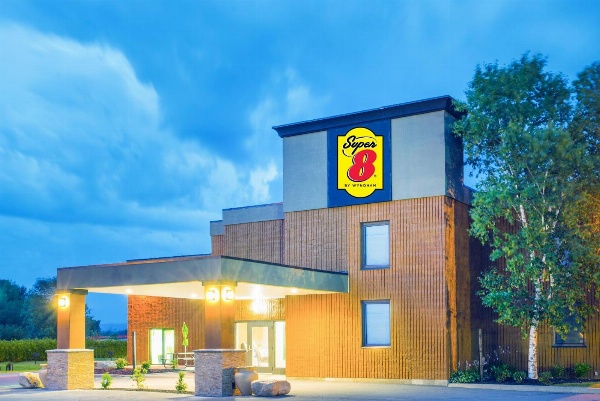 Super 8 by Wyndham Plattsburgh image 1