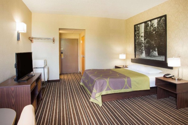 Super 8 by Wyndham Plattsburgh image 11