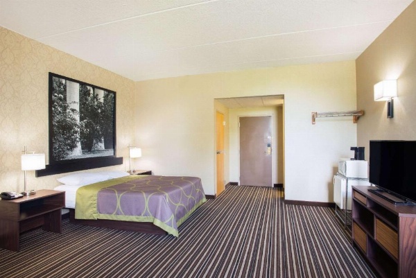 Super 8 by Wyndham Plattsburgh image 14
