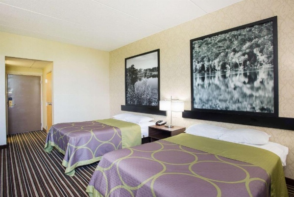 Super 8 by Wyndham Plattsburgh image 15