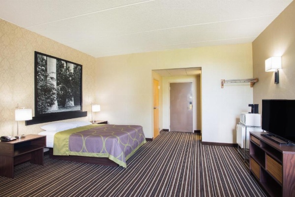 Super 8 by Wyndham Plattsburgh image 23